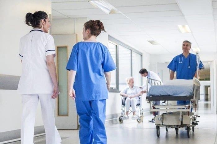 saglik calisanlarina 3ay daha ucretsi